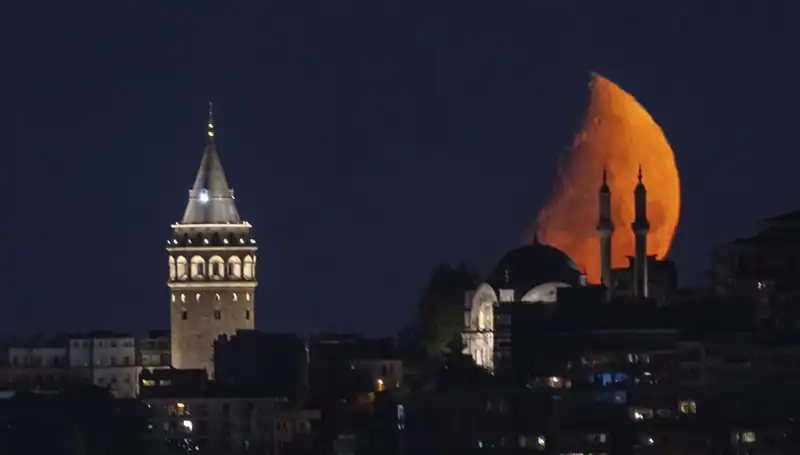 İstanbul’un Gökyüzünde Yarım Ayın Büyüleyici Manzarası