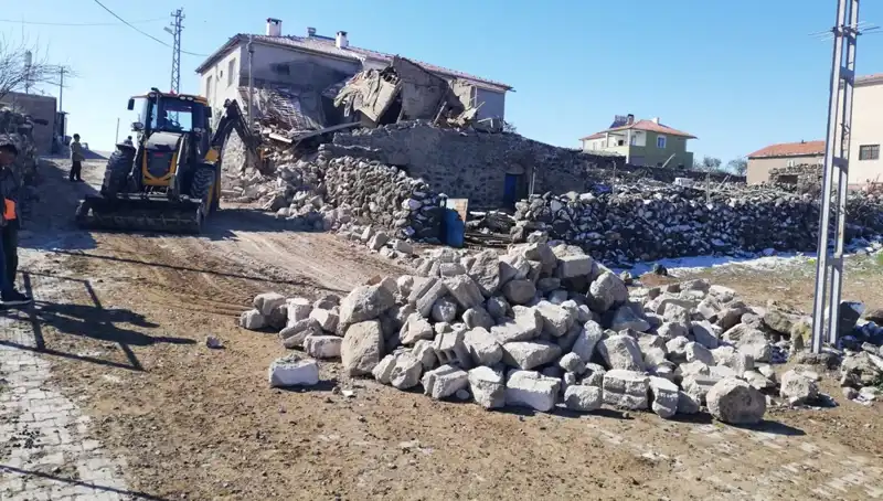 Kayseri'de İki Eşek ve 35 Küçükbaş Hayvan Telef Oldu: Ahır Çökmesi Faciası
