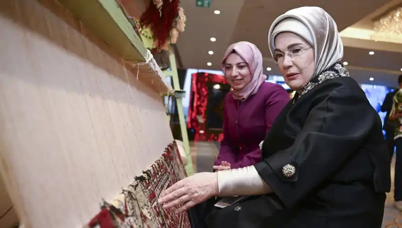 Emine Erdoğan’ın El İzi: Depremzedeler İçin Satılan Halının Hikayesi