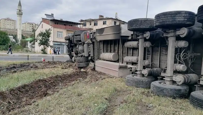 Erzurum'da Freni Boşalan TIR, Korkunç Bir Kazaya Sebep Oldu