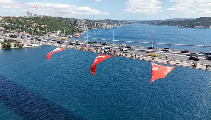 Tarihi Köprüye Dev Türk Bayrağı İle Görkemli Kutlama