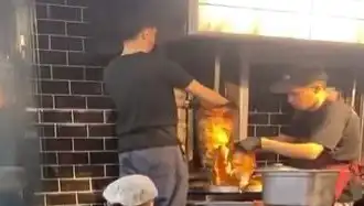 Pişmiş Tavuk Dönerin Üzerine Çiğ Et Koyuldu: Sağlık Skandalı Ortaya Çıktı