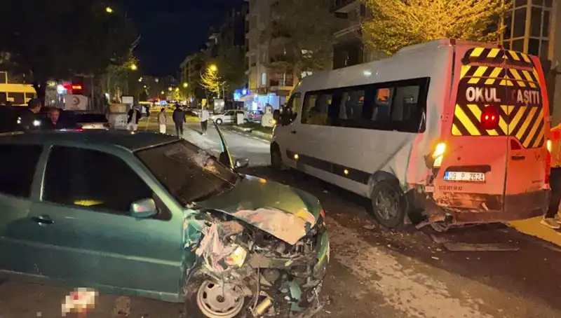 Otomobil Servis Minibüsüne Çarptı: 6 Kişi Hastaneye Kaldırıldı