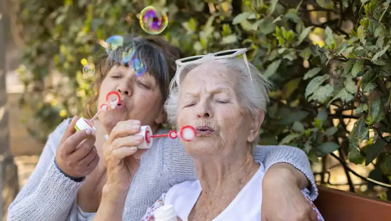 100 Yaşında İki Kadından Uzun Yaşamın Gizemi: Diyet ve Egzersizi Unutun