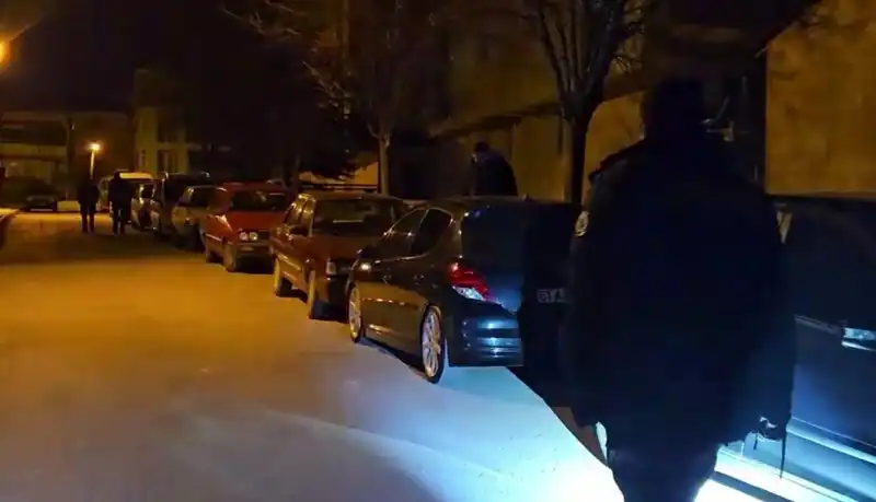 Park Halindeki Araçları Çizen Hırsızlar Kameralara Yakalandı!