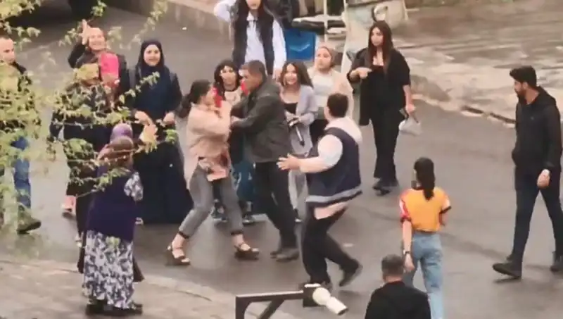 Adliye Önünde Tekmeli Yumruklu Kavga: Nedenleri ve Sonuçları