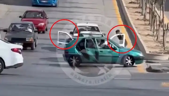: Trafikte Bıçak ve Kılıçlarla Saldırı: Güvenlik Güçlerinden Hızlı Müdahale