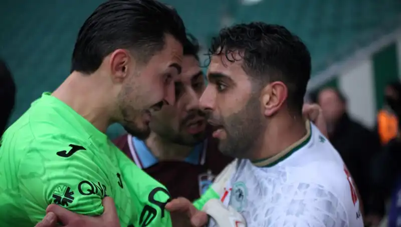 Konyaspor-Trabzonspor Maçında Uzatmalar Altında Şoke Eden Kavga