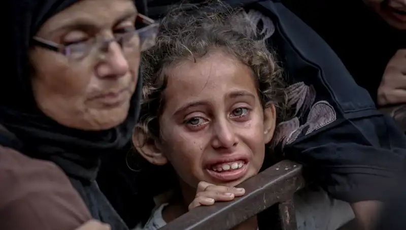 Gazze'deki Açlık Savaşı: İsrail Askerleri Yemekleri Toprağa Gömüyor