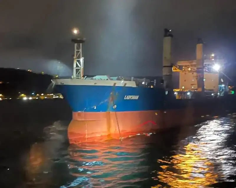 İstanbul Boğazı'nda Kuru Yük Gemisi Arızası, Trafiği Sıkıştırdı