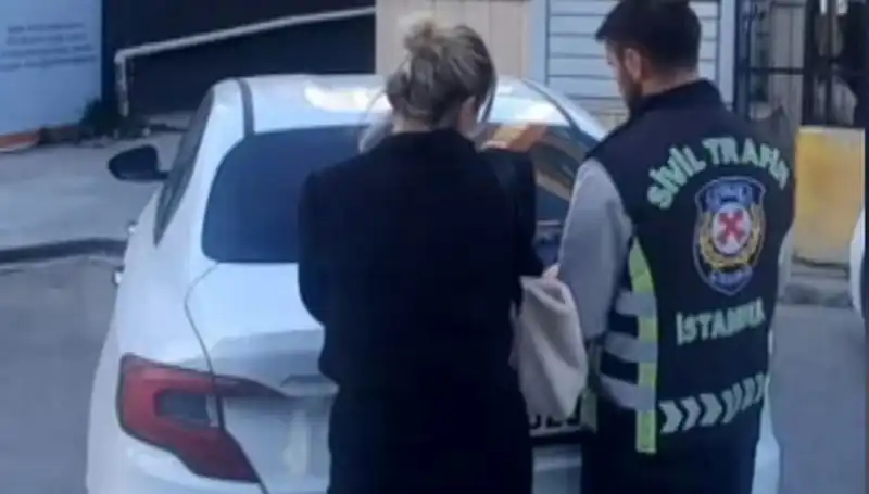 Kadıköy'de Drift Yapan Kadın Sürücüye Tarihi Ceza Uygulandı!