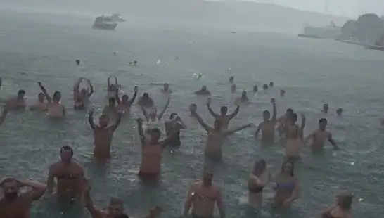 İstanbul'un Bebek Sahili'nde Yağmura Rağmen Denize Giren Kalabalık Şaşırttı