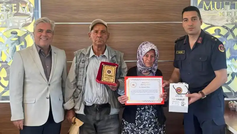 Evinizi Bağışlayarak Duygusal Bir İyilik Yapan Aile