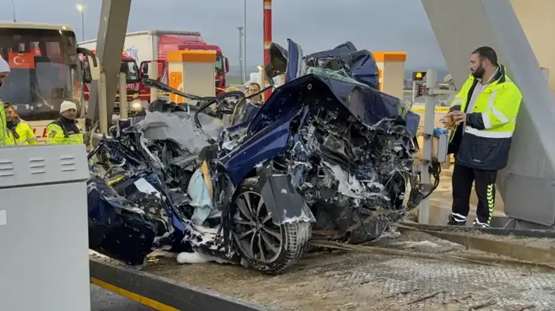 Silivri'de Feci Kaza: Otomobil Gişe ve Otobüs Arasına Sıkıştı