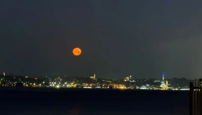 İstanbul'da Çilek Dolunayı: Göz Alıcı Manzaralar Şehri Sardı