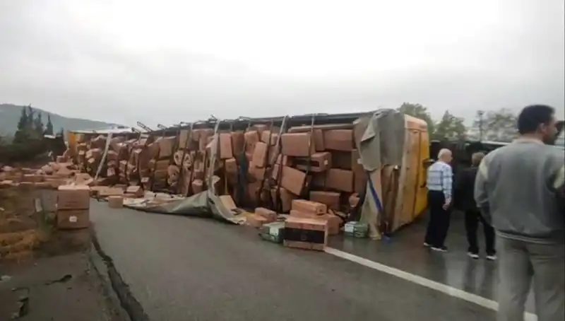 TEM Otoyolu'nda Feci Kaza: TIR Devrildi, Ankara Yolu Trafağa Kapandı
