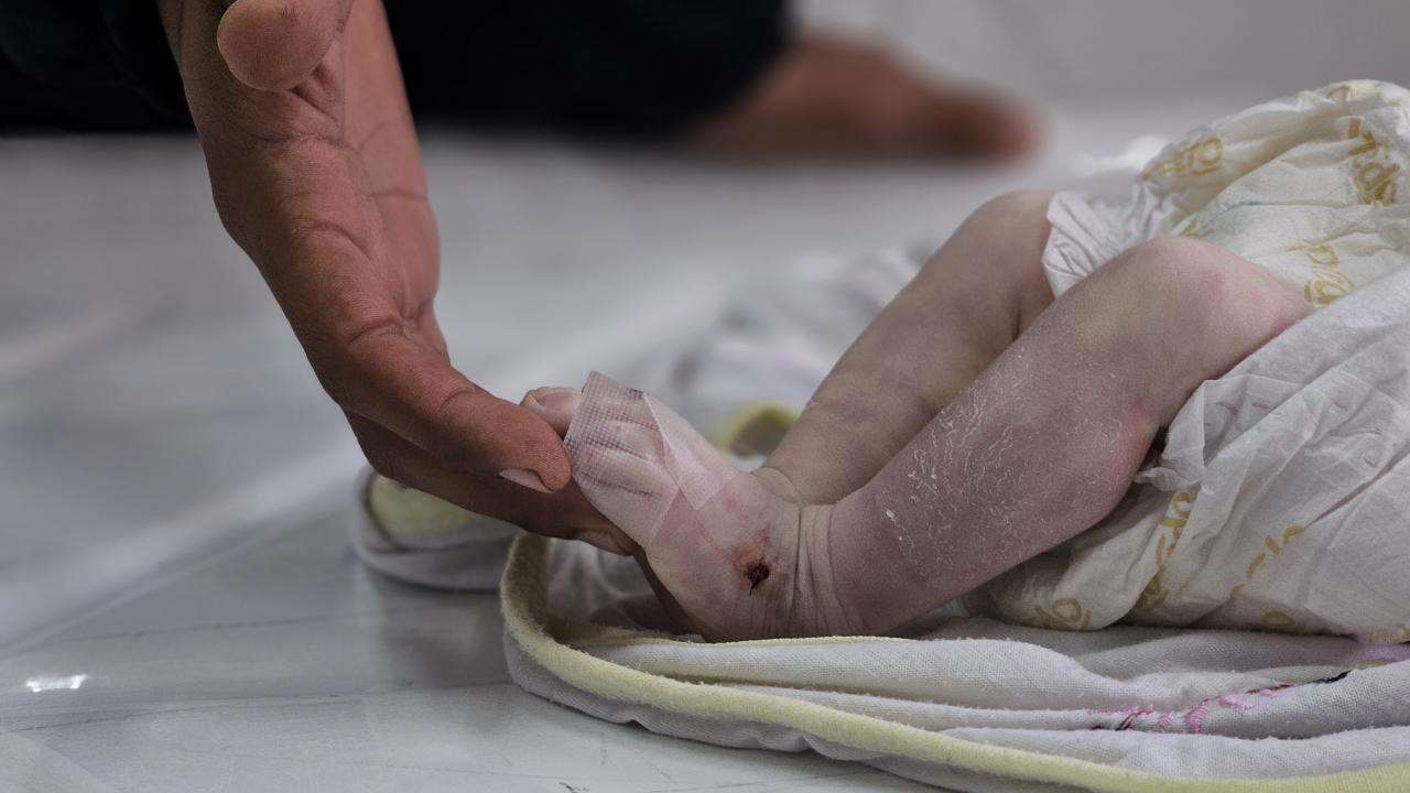 Gazze'de aileler çocuklarını soğuktan koruyabilmek için çadırlarda nöbet tutuyor