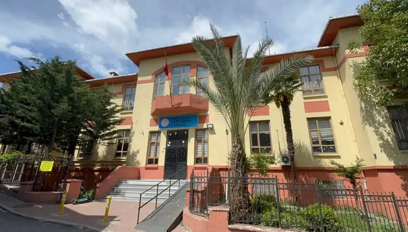 Depremde Hasar Gören 4 Okul Riskli Başlıklarıyla Boşaltıldı: Velileri Endişelendiriyor