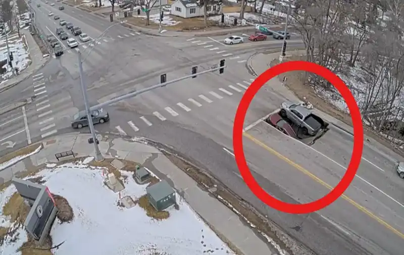 ABD’de Yer Altı Çökmeleri: Arabaları Yutan O Anlar Kameralara Yansıdı