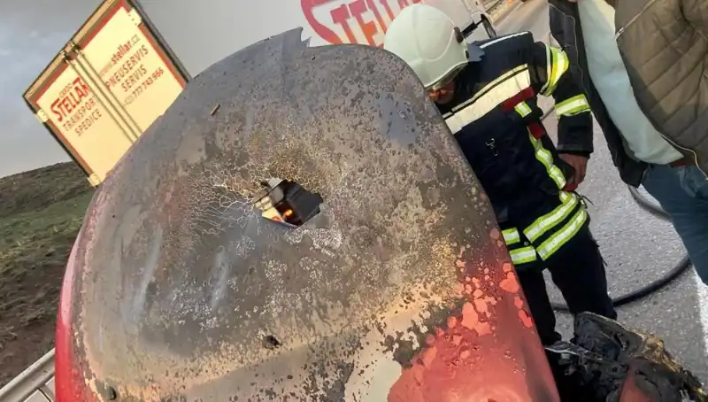 Seyir Halindeki Otomobil Yangını: Can Kaybı Olmadı Ama Korkuttu