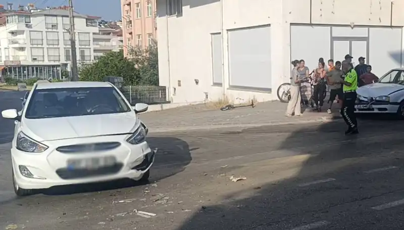 : Antalya'da Feci Kaza: İki Otomobil Çarpıştı ve Yaralılar Var!