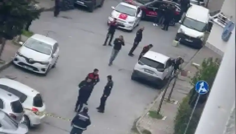 Yolda yürürken aniden kurşun yağmuruna tutuldu: Olayın ayrıntıları!