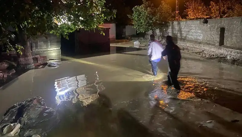 : Aniden Yağmur: 20 Dakikada Sel Felaketi ve Evlerin Çöktüğü Olay