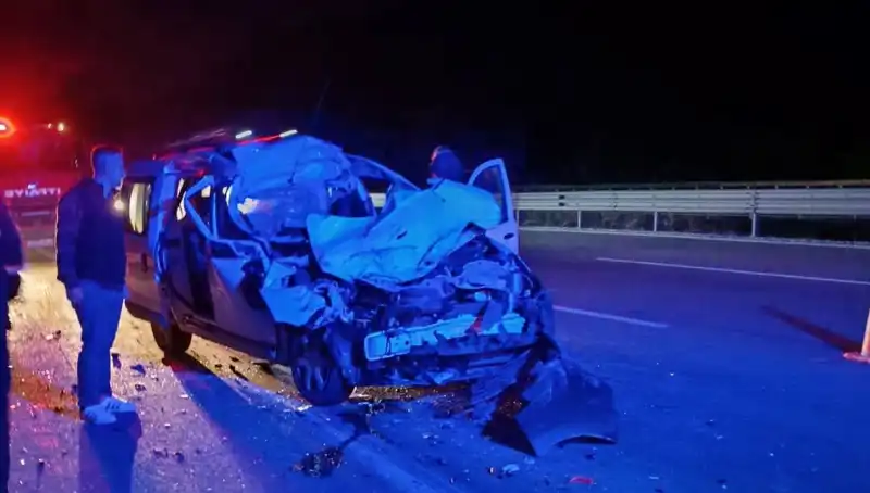 Otoyolda TIR’a Çarpan Araç Feci Bir Kazaya Neden Oldu
