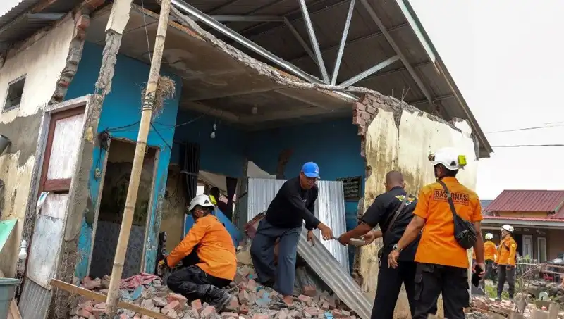 Endonezya’da 5,7 Büyüklüğünde Deprem: 8 Ev Çöktü, Halk Panik İçinde!