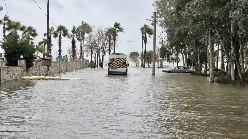 Göl Taşınca İlçede Su Baskınları: Arabalar ve İş Yerleri Mahsur Kaldı