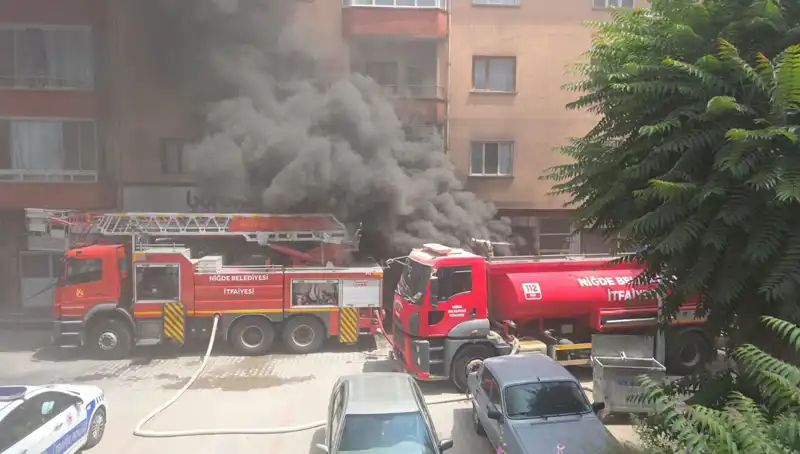 Niğde’de Dehşet Verici Yangın: Beyaz Eşya Deposu Alev Alev Yandı