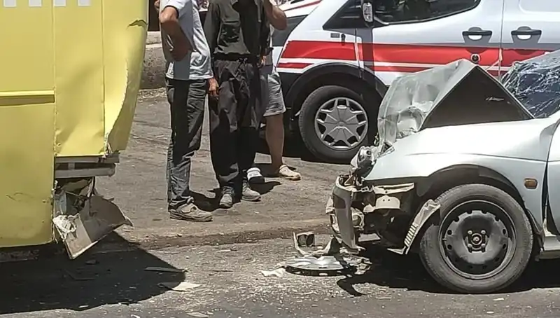 Halk Otobüsü ve Otomobil Çarpışması: İki Kişi Yaralandı