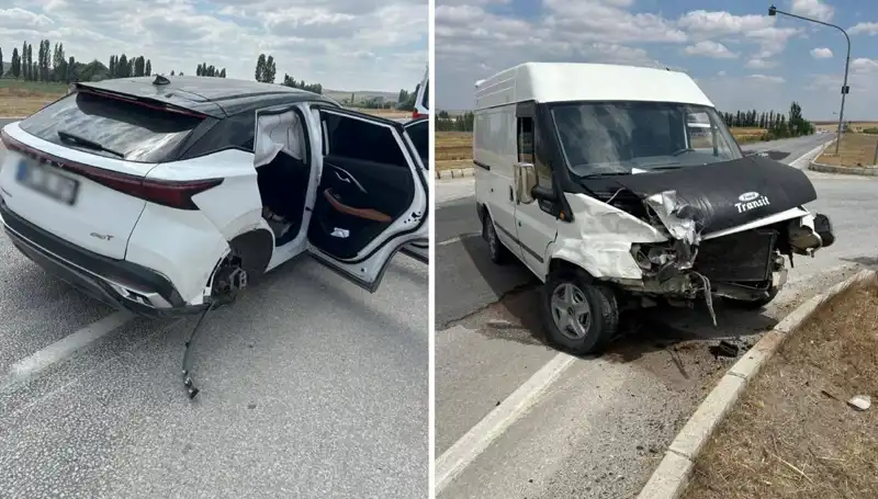 Çorum'da Trafik Kazası: Kafa Kafaya Çarpışan Araçlar Havada Uçtu!