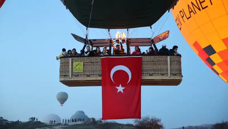 Kapadokya'da Türk Bayraklarıyla Renklenen Balon Festivali
