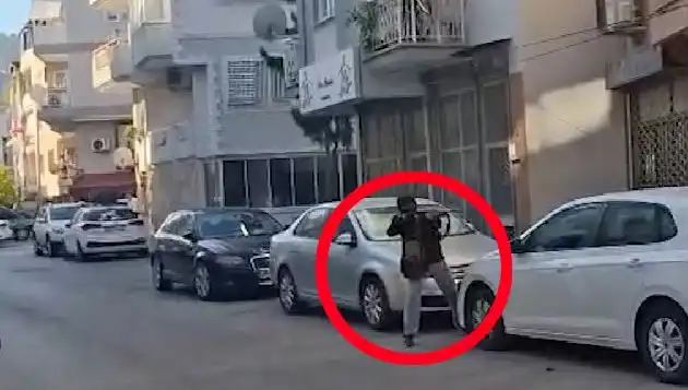 İzmir'de Şok Edici Saldırı: Çatışma Anları Güvenlik Kamerasında Görüntülendi!