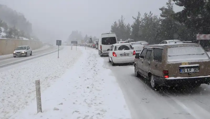 Denizli-Antalya Kara Yolunda Kar Fırtınası: Trafik Felç Oldu!