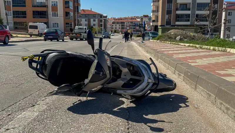 Uşak'ta Korkunç Trafik Kazası: Hafif Ticari Araç ile Motosiklet Çarpıştı