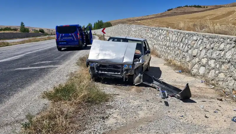 Kontrolden Çıkan Otomobil Duvara Çarptı: 2 Kişi Yaralandı