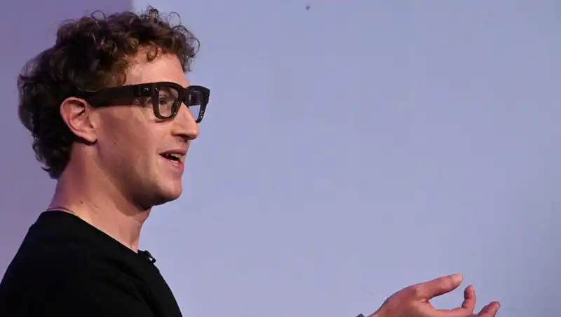 Facebook'un Kurucusu Zuckerberg'ten Devrim Niteliğinde Gözlük Tanıtımı: Yapay Zeka ile Gelecek Artık Burada