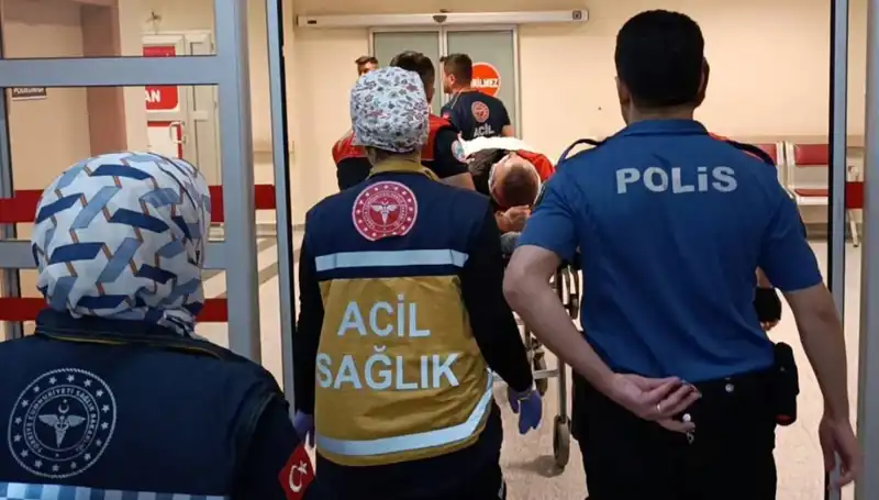Aniden Ortaya Çıkan Kazada İki Yaralı: Polis Ekipleri Olay Yerinde