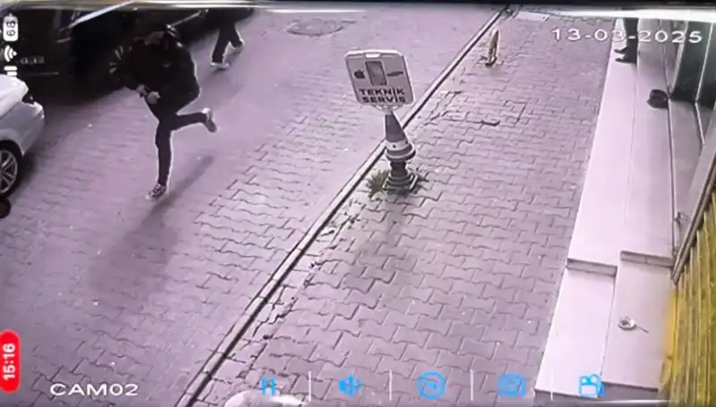 İstanbul'da Silahlı Saldırı: Genç Adam Bacağından Vuruldu