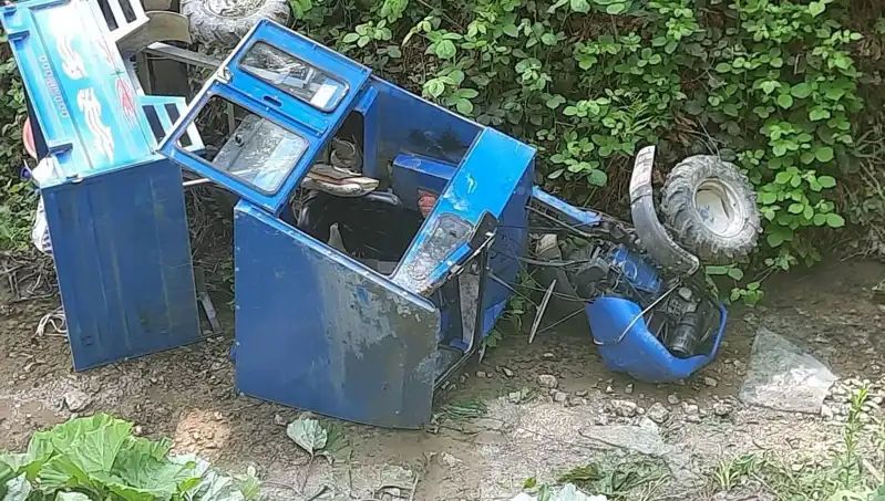 Kontrolden Çıkan Pat-Pat Dereye Devrildi: İki Kişi Yaralandı