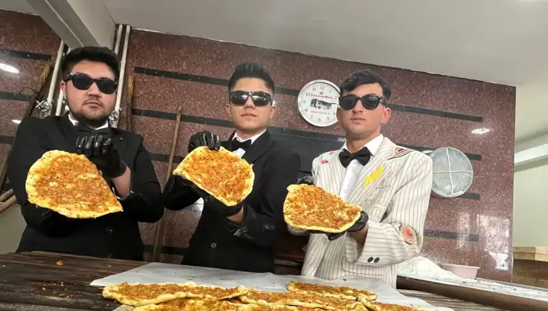 Takım Elbiseli Fırıncılar: Hem Şaşırtıyor Hem Tebrik Alıyorlar!