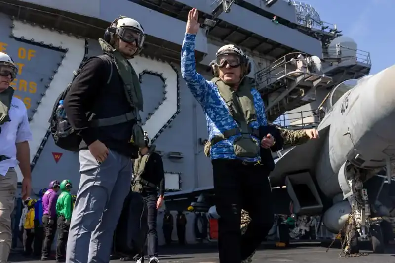 ABD Umman Ekibi, Savaş Gemisi Ziyaretiyle Müzakere ve Diplomasi Mesafesini Kapatıyor