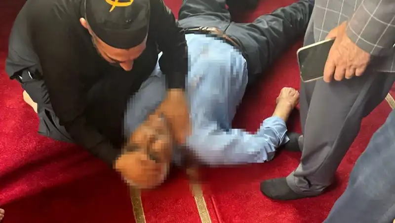 Camide Namaz Kılarken Dehşet Anları: Bıçaklı Saldırı Gözaltına Alınan 3 Şüpheli Var