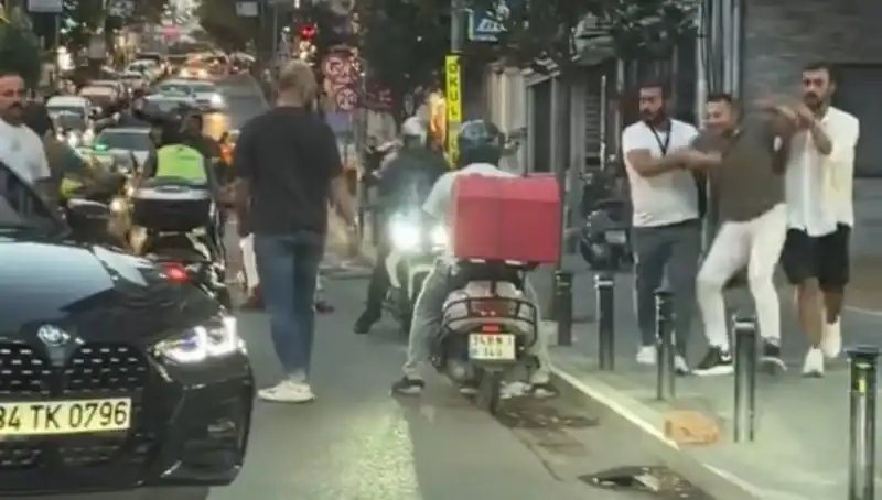 Nişantaşı'nda Sokak Ortasında Sopalı Kavga: Kadın ve Adam Arasındaki Gerilim