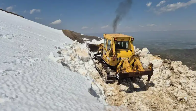 Nisan Ayında 2 Metreyi Aşan Kar: Yol Açma Çalışmaları Tüm Hızıyla Devam Ediyor