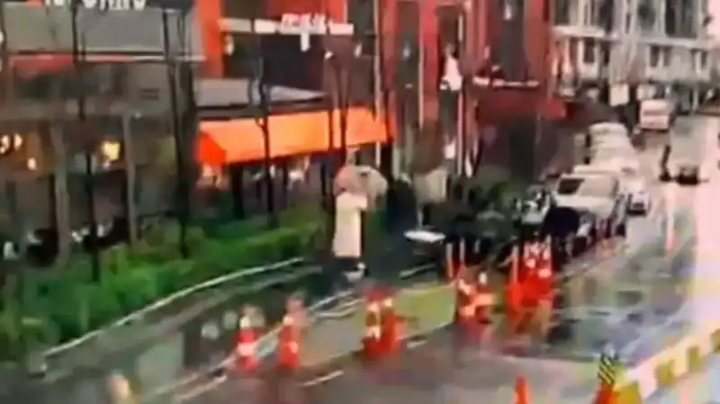 İstanbul'da Fırtınada Devrilen Tabelanın Altında Kalanlar: Hayat Kurtaran Anlar