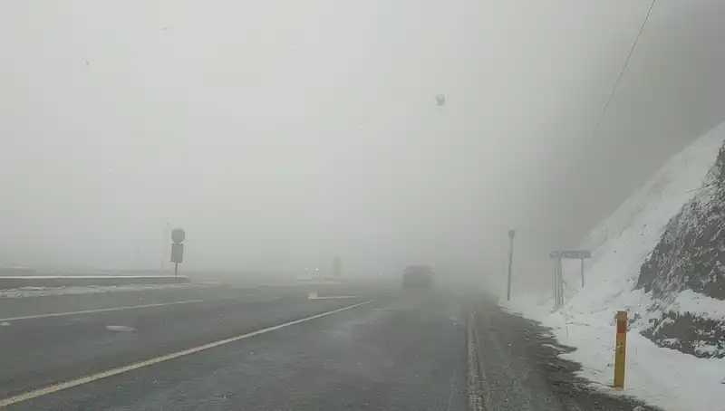 Bolu Dağı'ndaki Kar ve Sis Ulaşımı Zora Sokuyor: Sürücüler Dikkat!