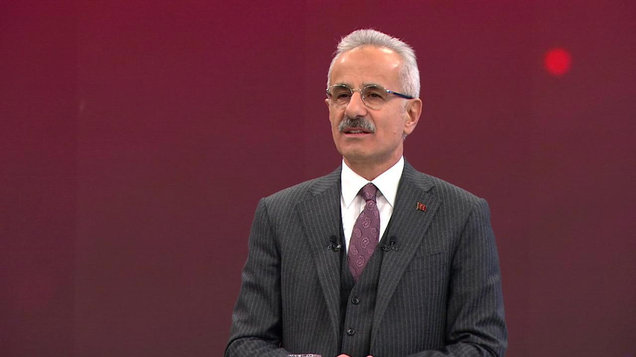 Bakan Uraloğlu Sosyal Medyaya Düzenleme Vaadi Verdi
